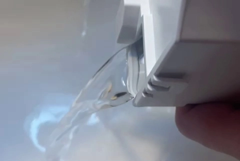 Dezumidificator cu drenaj continuu evacuând apa în timpul uscării după infiltrații sau inundație