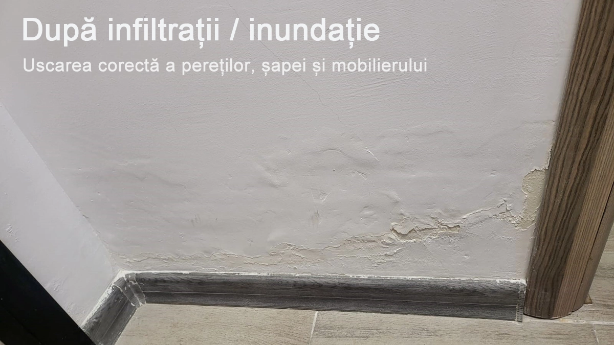 Perete cu tencuială umflată și urme de umezeală după infiltrație, înainte de uscarea completă