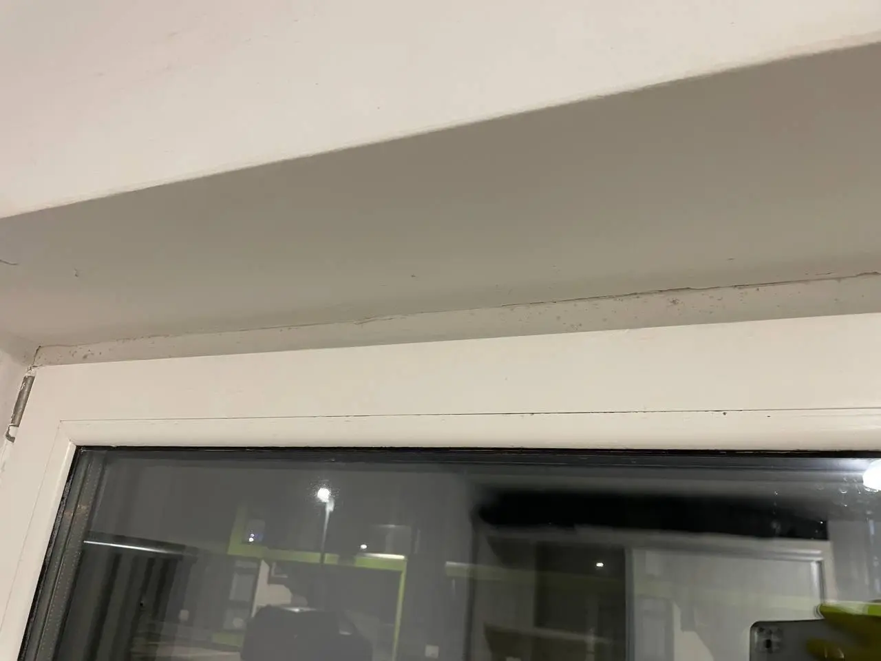Condens pe termopan iarna, în zona superioară a ferestrei, cauzat de suprafață rece și umiditate ridicată